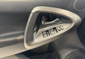 Подержанный автомобиль Toyota RAV4 2011 года (17 фото)