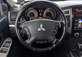 Подержанный автомобиль Mitsubishi Pajero 2017 года (22 фото)