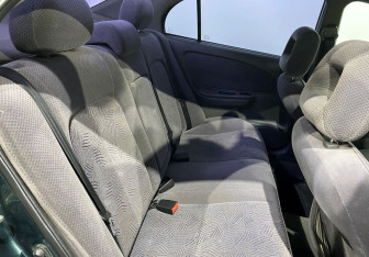 Подержанный автомобиль Toyota Avensis Sedan 1999 года (10 фото)