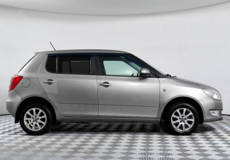 Подержанный автомобиль Skoda Fabia Hatchback 2011 года (4 фото)
