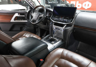 Подержанный автомобиль Toyota Land Cruiser Suv 2017 года (11 фото)