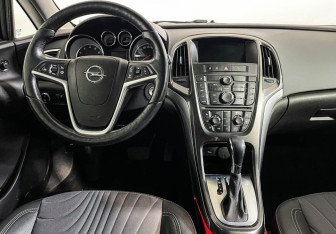 Подержанный автомобиль Opel Astra Wagon 2014 года (12 фото)