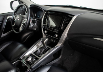 Подержанный автомобиль Mitsubishi Pajero Sport 2021 года (10 фото)