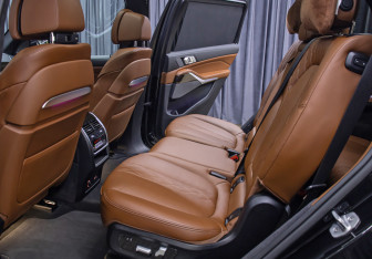 Подержанный автомобиль BMW X7 2023 года (12 фото)