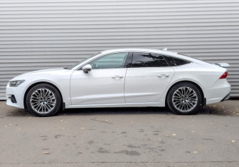 Подержанный автомобиль Audi A7 2022 года (8 фото)