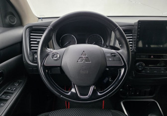 Подержанный автомобиль Mitsubishi Outlander 2019 года (12 фото)