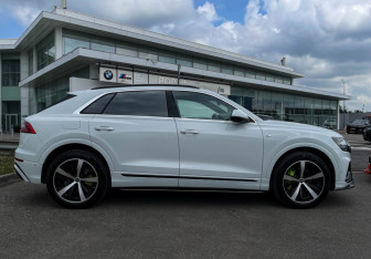 Подержанный автомобиль Audi Q8 2021 года (4 фото)