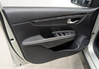 Подержанный автомобиль Kia Rio Hatchback 2020 года (8 фото)