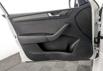 Подержанный автомобиль Skoda Rapid Liftback 2021 года (19 фото)