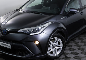 Подержанный автомобиль Toyota C-HR 2020 года (22 фото)
