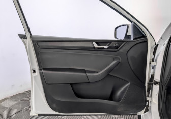 Подержанный автомобиль Skoda Rapid Liftback 2019 года (19 фото)