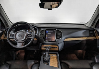 Подержанный автомобиль Volvo XC90 2018 года (14 фото)