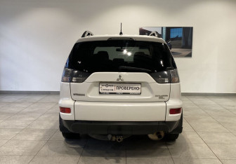 Подержанный автомобиль Mitsubishi Outlander 2010 года (6 фото)