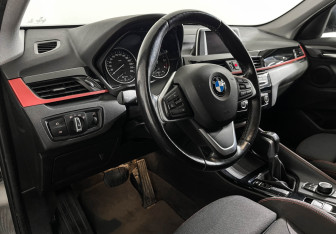 Подержанный автомобиль BMW X1 2017 года (12 фото)