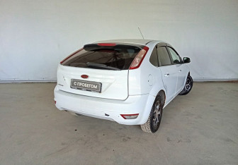 Подержанный автомобиль Ford Focus Hatchback 2010 года (6 фото)