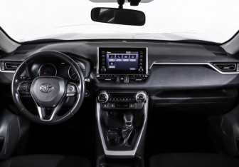 Подержанный автомобиль Toyota RAV4 2019 года (14 фото)