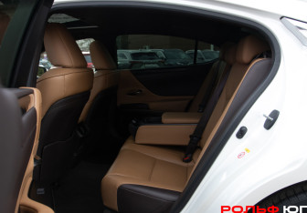 Подержанный автомобиль Lexus ES 2019 года (8 фото)