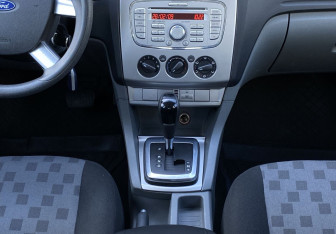 Подержанный автомобиль Ford Focus Hatchback 2009 года (14 фото)