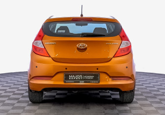 Подержанный автомобиль Hyundai Solaris Hatchback 2015 года (6 фото)