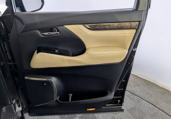 Подержанный автомобиль Toyota Alphard 2018 года (29 фото)