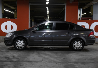 Подержанный автомобиль Opel Astra Sedan 2012 года (8 фото)