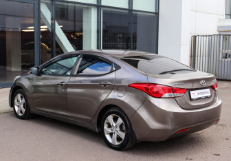 Подержанный автомобиль Hyundai Elantra Sedan 2013 года (6 фото)