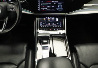 Подержанный автомобиль Audi Q8 2019 года (9 фото)