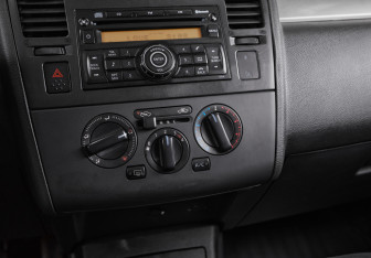 Подержанный автомобиль Nissan Tiida Hatchback 2007 года (14 фото)