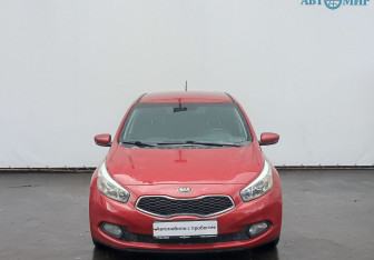 Подержанный автомобиль Kia Ceed Hatchback 2013 года (2 фото)
