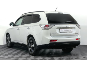 Подержанный автомобиль Mitsubishi Outlander 2013 года (7 фото)