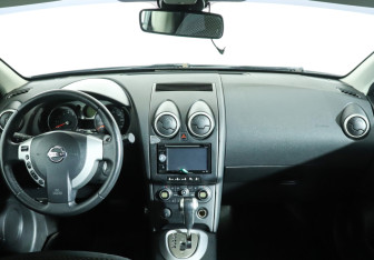 Подержанный автомобиль Nissan Qashqai 2008 года (12 фото)