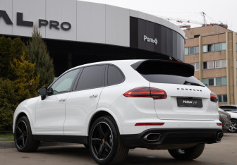Подержанный автомобиль Porsche Cayenne 2017 года (5 фото)