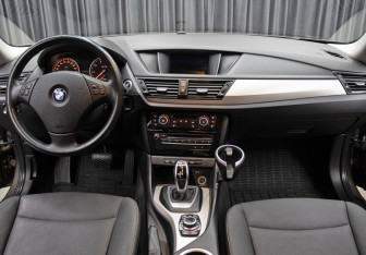 Подержанный автомобиль BMW X1 2013 года (13 фото)