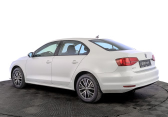 Подержанный автомобиль Volkswagen Jetta Sedan 2016 года (7 фото)