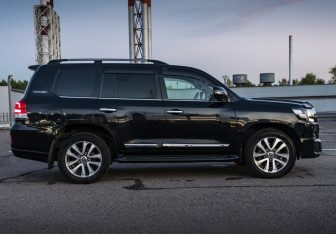 Подержанный автомобиль Toyota Land Cruiser Suv 2016 года (4 фото)