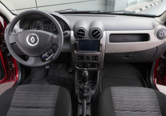 Подержанный автомобиль Renault Sandero 2014 года (13 фото)