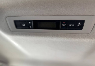 Подержанный автомобиль Toyota Voxy Minivan 2014 года (19 фото)