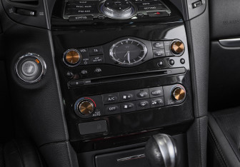 Подержанный автомобиль Infiniti QX70 2015 года (24 фото)