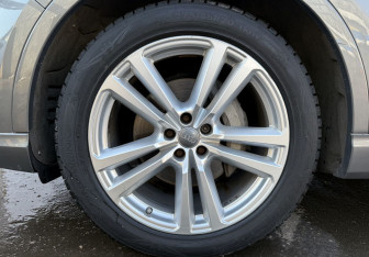 Подержанный автомобиль Audi Q7 2015 года (9 фото)