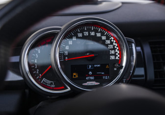 Подержанный автомобиль MINI Hatch 2018 года (17 фото)