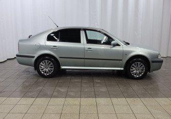 Подержанный автомобиль Skoda Octavia Liftback 2009 года (7 фото)