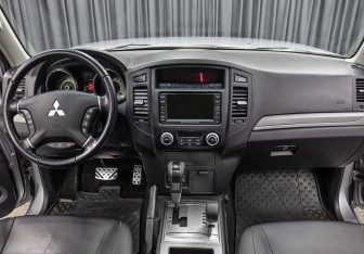 Подержанный автомобиль Mitsubishi Pajero 2011 года (14 фото)
