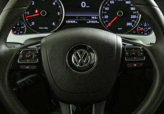Подержанный автомобиль Volkswagen Touareg 2011 года (12 фото)