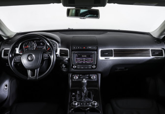 Подержанный автомобиль Volkswagen Touareg 2015 года (17 фото)