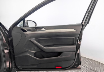 Подержанный автомобиль Volkswagen Passat Wagon 2018 года (25 фото)
