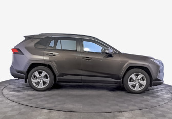 Подержанный автомобиль Toyota RAV4 2020 года (4 фото)
