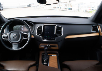 Подержанный автомобиль Volvo XC90 2021 года (15 фото)