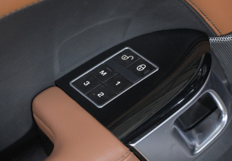 Подержанный автомобиль Land Rover Range Rover Sport 2015 года (16 фото)