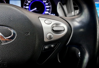 Подержанный автомобиль Infiniti QX70 2013 года (26 фото)