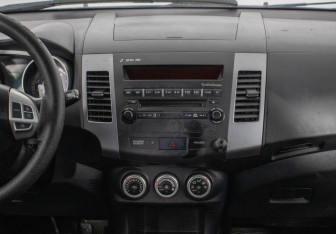Подержанный автомобиль Mitsubishi Outlander 2008 года (14 фото)